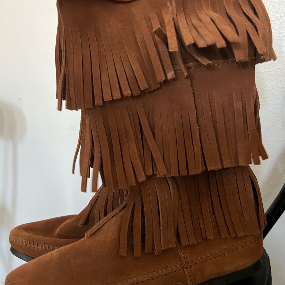 Minnetonka 3- layer Fringe Boots women’s 8 (like new)